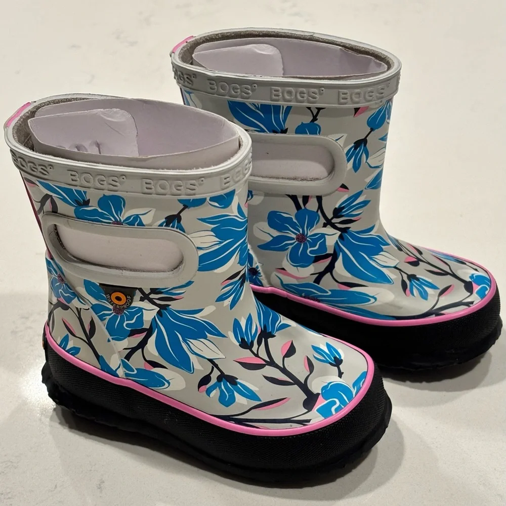 NWOT Bogs Kids Size 4 US / 20 Euro Skipper Magnolia Rain Boots Oyster Color